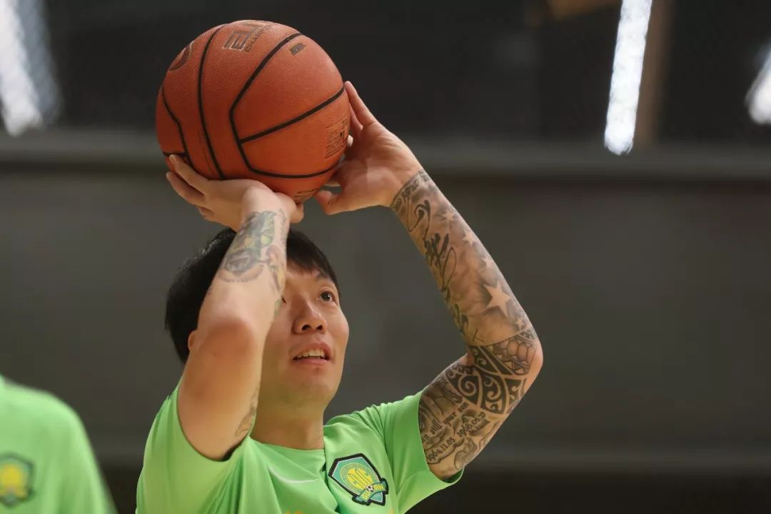 包含集结日孟菲斯灰熊备战中超，内部沟通细节曝光，态度坚定，更衣室氛围转暖的词条